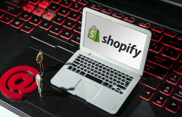 定制外貿(mào)獨(dú)立站商城和選擇Shopify建站大比拼，一擼到底！